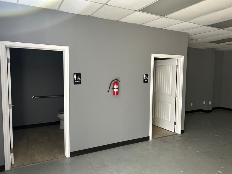 More Photos Of 2429-2458 Walnut Ridge St, Dallas Light Manufacturing For Lease