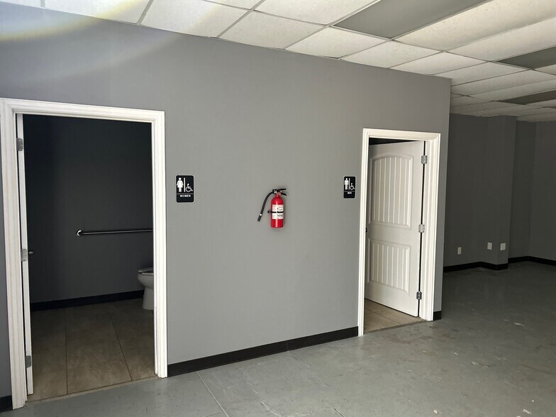 More Photos Of 2429-2458 Walnut Ridge St, Dallas Light Manufacturing For Lease