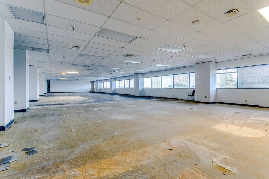 More Photos Of 2350 Valley View Ln, Dallas Loft Creative Space For Lease