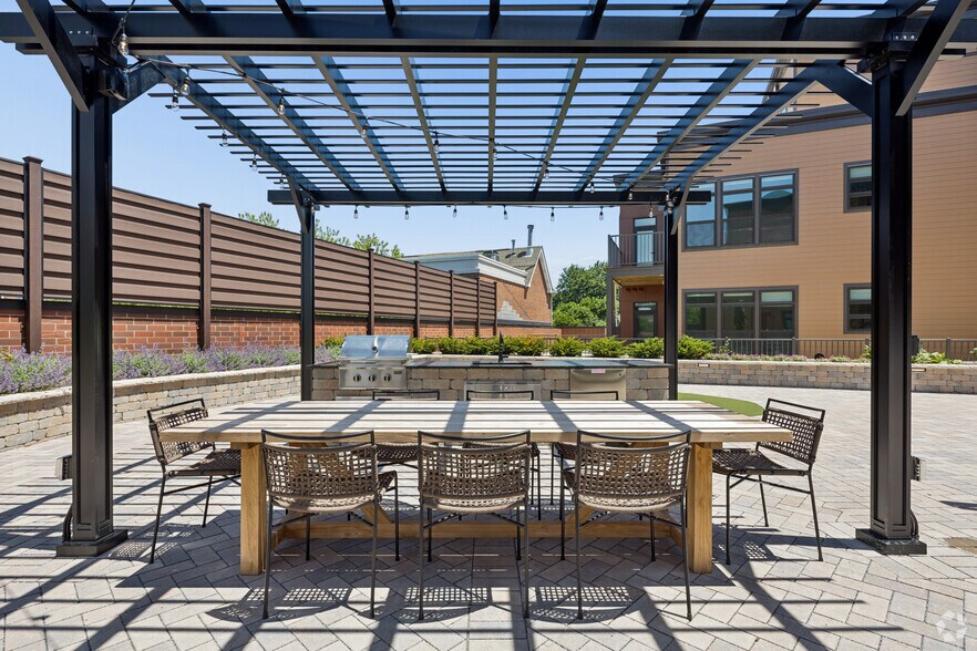 More Photos Of 1850 Glenview Rd, Glenview Apartments For Lease