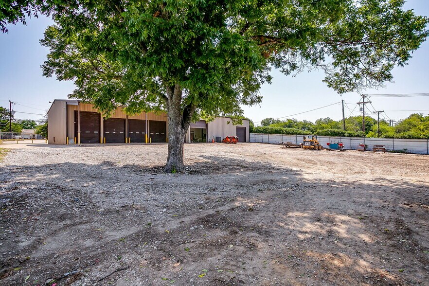 More Photos Of 3040 Ramona Dr, Fort Worth Research And Development For Lease