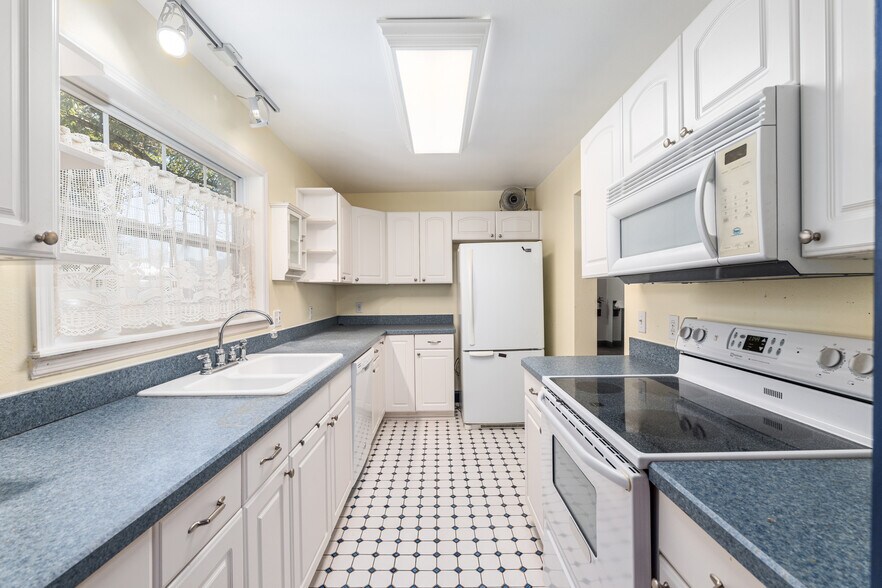 More Photos Of 20707 Park Ave, Dunnellon Specialty For Sale