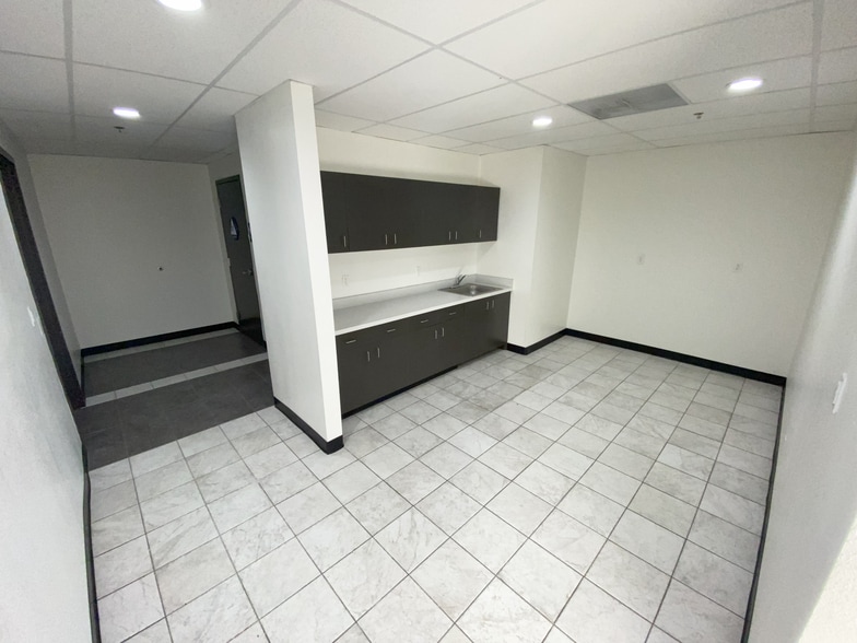 More Photos Of 2015 Westwind Dr, Bakersfield Warehouse For Lease