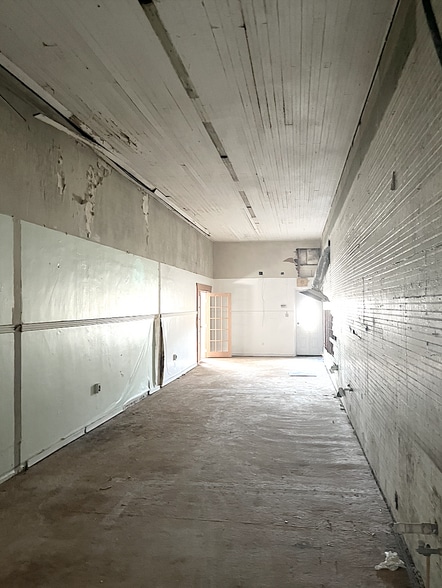 More Photos Of 702 Experiment St, Griffin Storefront Retail Office For Sale