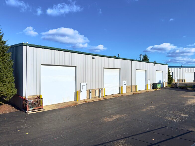 More Photos Of 1011 Rail Dr, Woodstock Warehouse For Lease