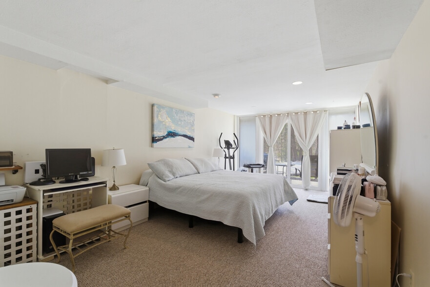 More Photos Of 40 Westchester Ave, Pound Ridge Freestanding For Sale