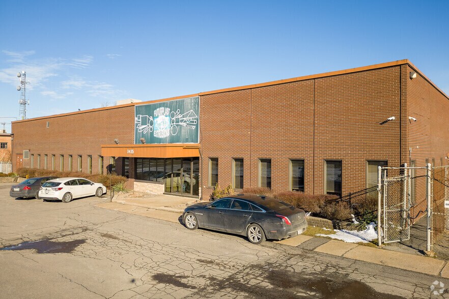 Primary Photo Of 3435 Boul Pitfield, Montréal Distribution For Lease
