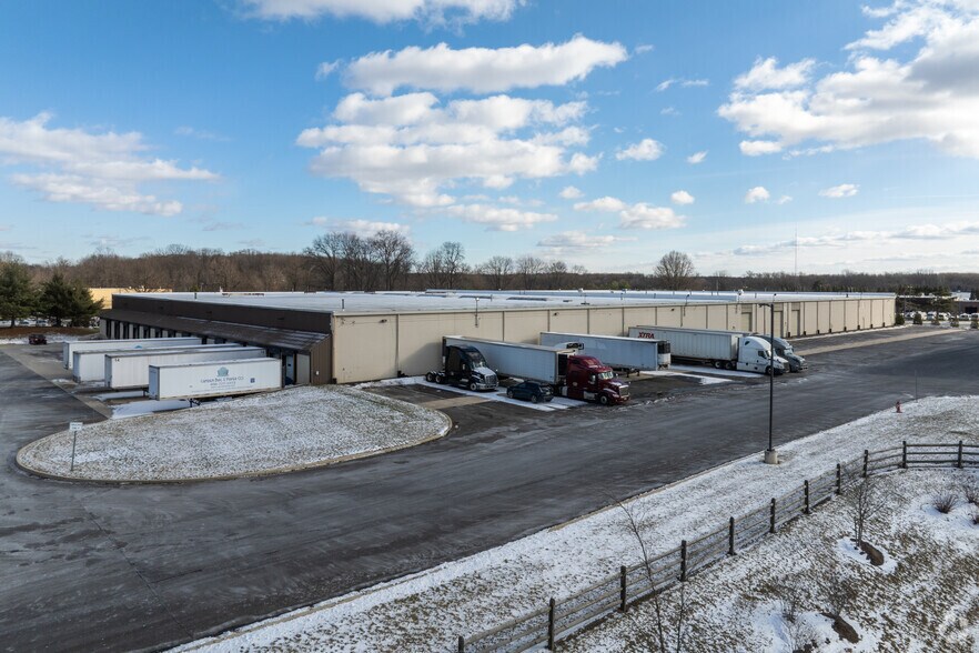 More Photos Of 200 Connecticut Dr, Burlington Warehouse For Lease