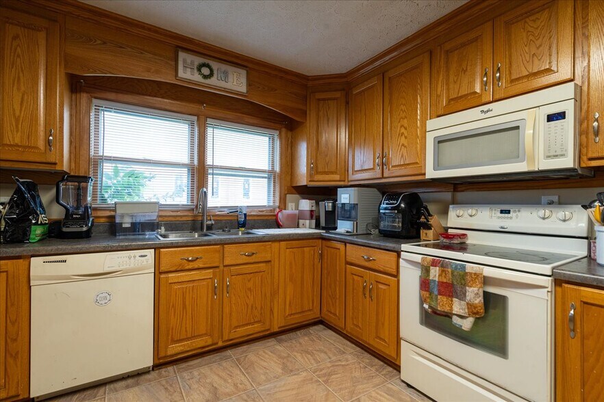 More Photos Of 317 General Daniel Ave N, Danielsville General Retail For Sale