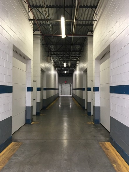 More Photos Of 351-425 Country Club Dr, Bensenville Warehouse For Lease