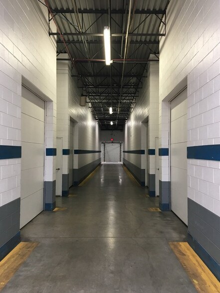 More Photos Of 351-425 Country Club Dr, Bensenville Warehouse For Lease