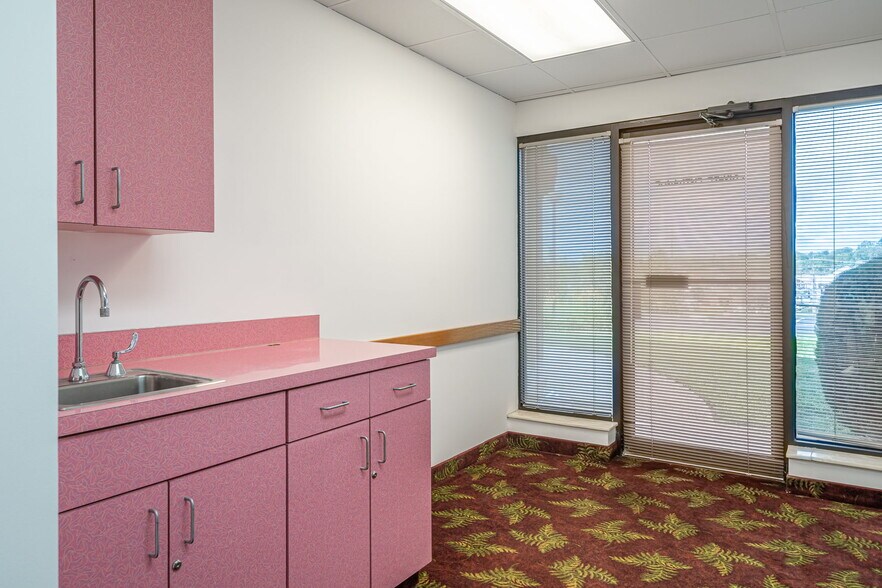 More Photos Of 1080 Caroline Dr, Washington Office For Sale
