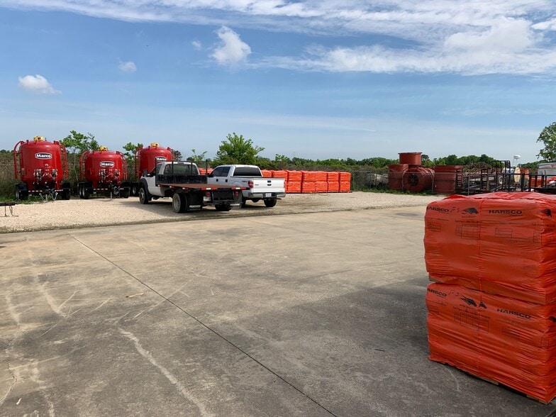 More Photos Of 2145 Stillwater, Beaumont Warehouse For Lease
