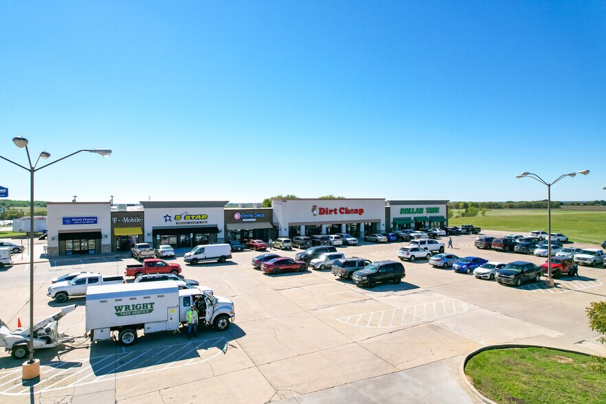 More Photos Of 1320 Corsicana Hwy, Hillsboro General Retail For Lease