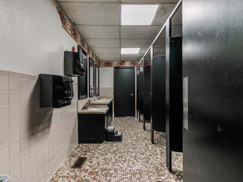More Photos Of 809 SW 4th St, Moore Religious Facility For Sale