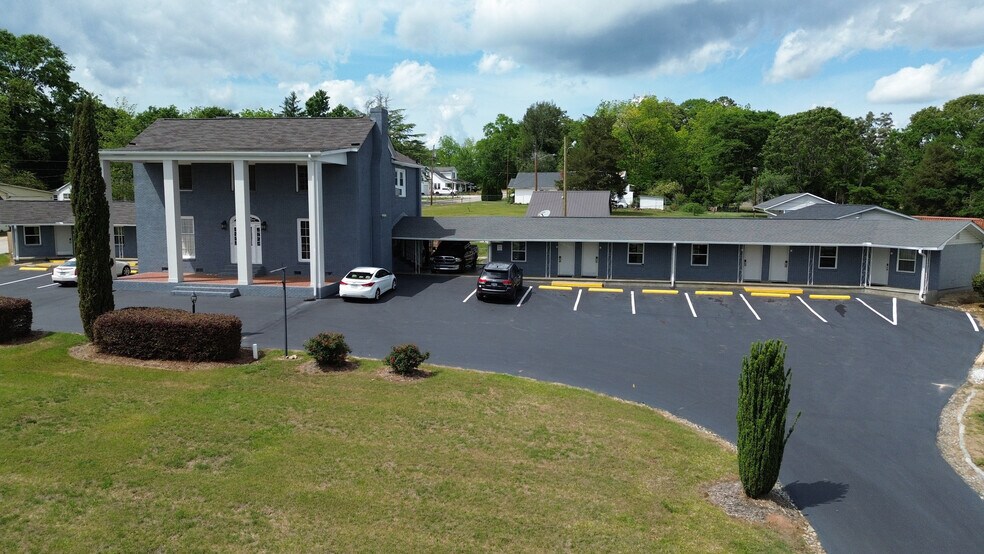 More Photos Of 901 E Main St, Walhalla Hotel For Sale