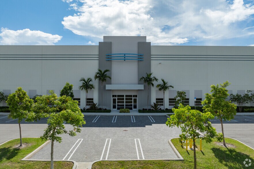 More Photos Of 1240-1270 NE 48th St, Pompano Beach Unknown For Lease