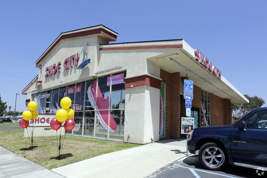 More Photos Of 1601 N Tustin Ave, Santa Ana Freestanding For Lease