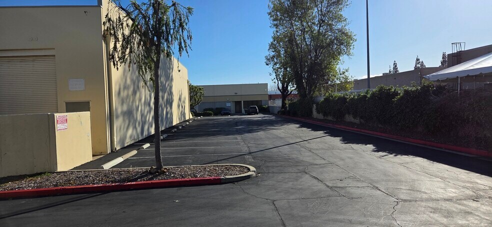 More Photos Of 9155 Alabama Ave, Chatsworth Light Manufacturing For Lease
