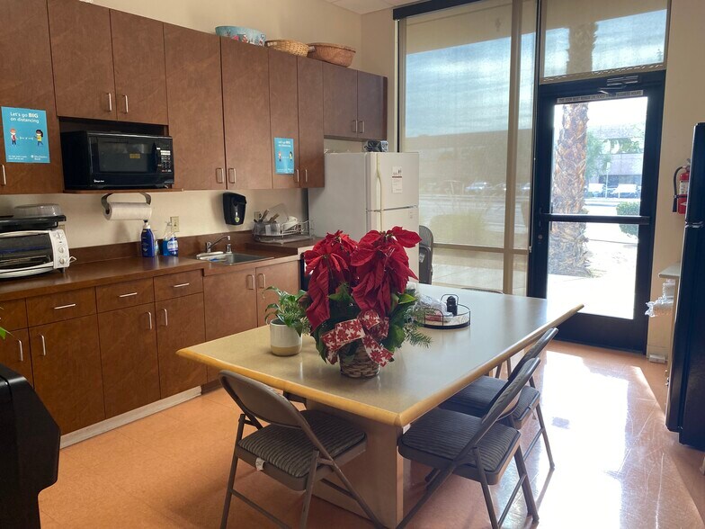 More Photos Of 41990 Cook St, Palm Desert Medical For Lease
