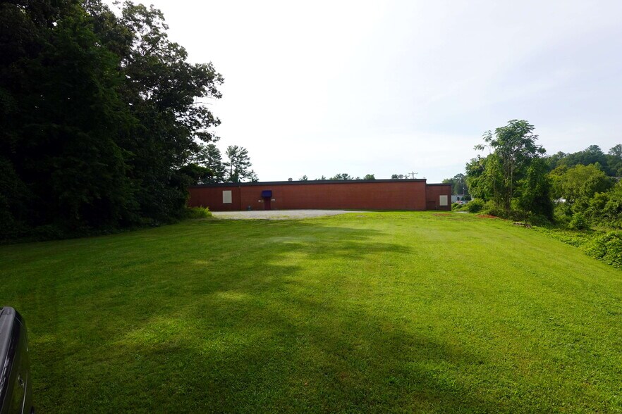 More Photos Of 1495 N Main St, Hendersonville Industrial For Lease