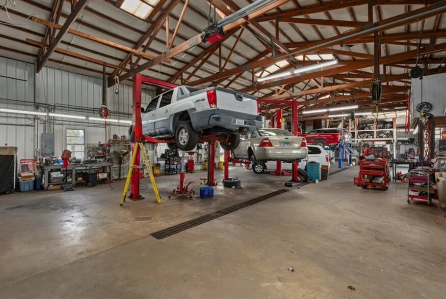 More Photos Of 2300 Hoffman Dr, Effingham Auto Repair For Sale