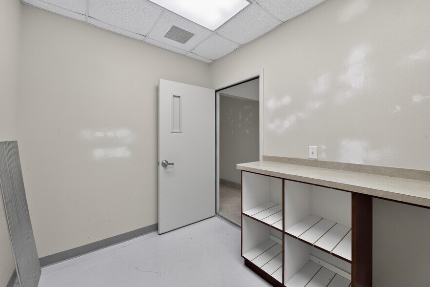 More Photos Of 2555 Pinellas Point Dr S, Saint Petersburg Veterinarian Kennel For Sale