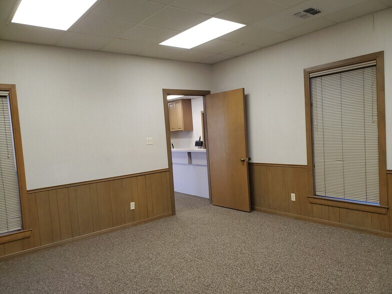 More Photos Of 16015 University Oak, San Antonio Service For Lease
