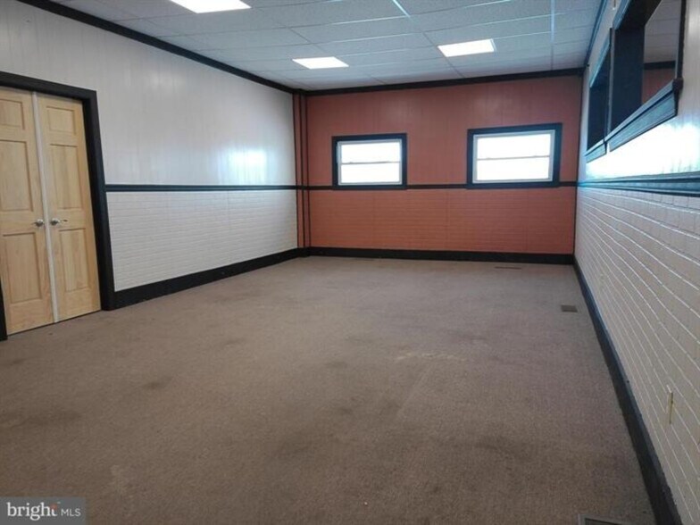 More Photos Of 2 W Market St, Gratz Storefront Retail Residential For Lease