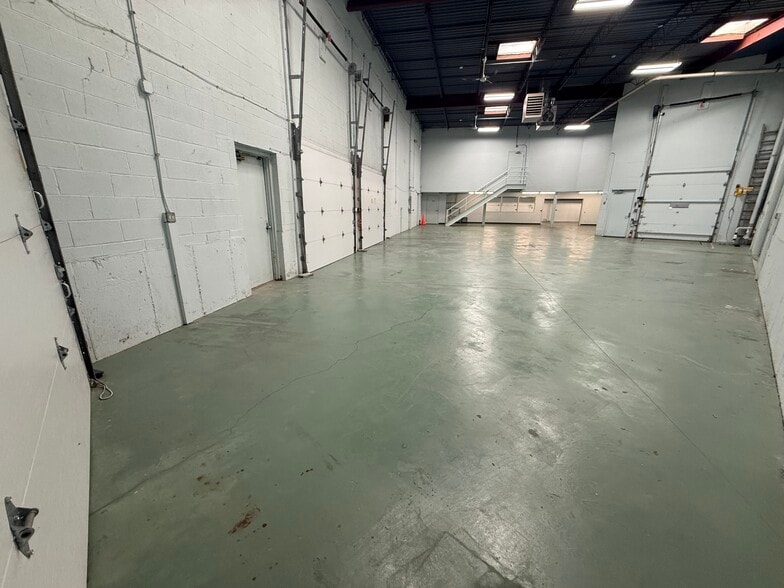More Photos Of 1881 Industrial Dr, Libertyville Warehouse For Lease