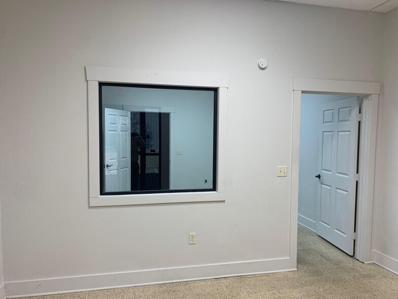 More Photos Of 104 Dowden Pl, Longview Warehouse For Lease