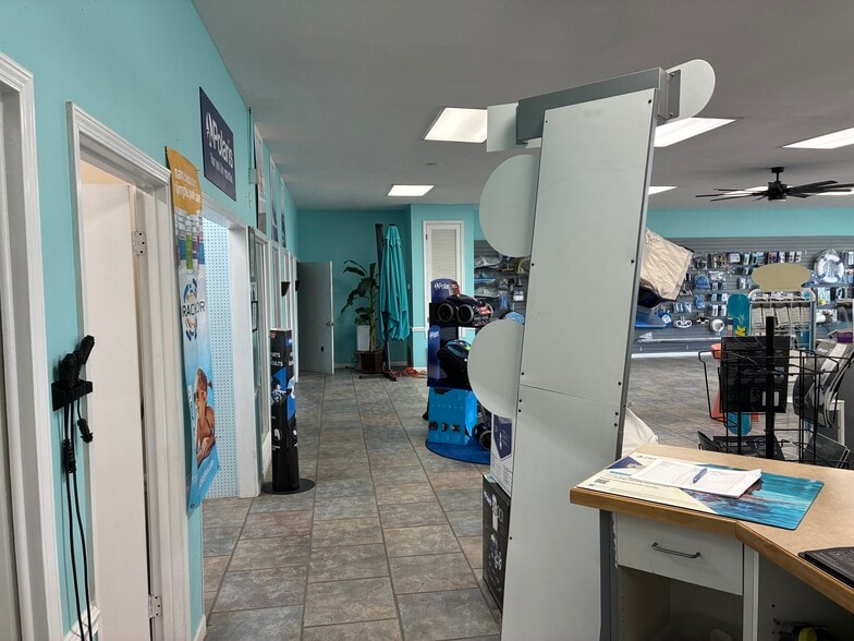 More Photos Of 3480 Gulf Breeze Pky, Gulf Breeze General Retail For Sale
