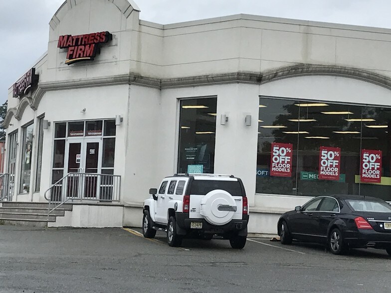 More Photos Of 400 Rte 17, Upper Saddle River Storefront For Lease
