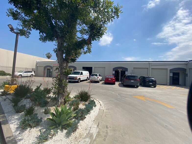 More Photos Of 8101-8117 Orion Ave, Van Nuys Warehouse For Lease