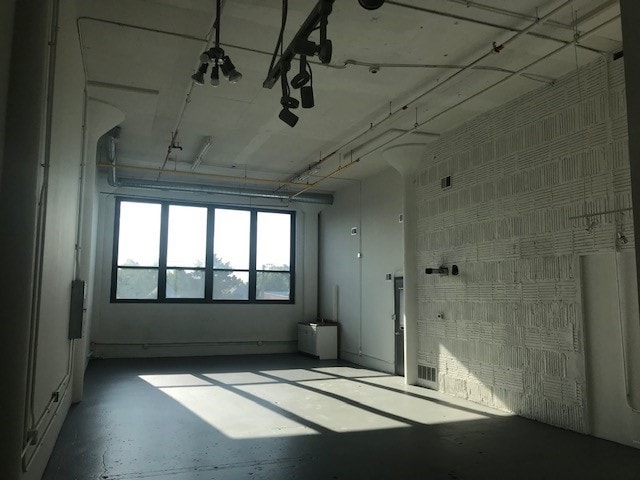 More Photos Of 4222 N Ravenswood Ave, Chicago Manufacturing For Lease
