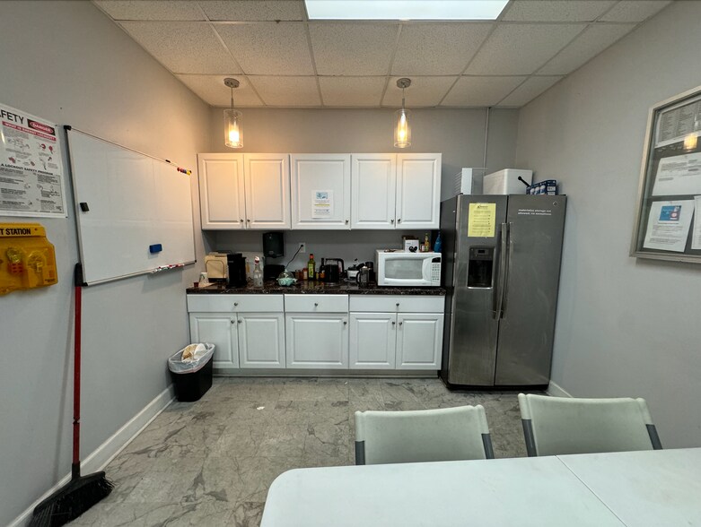 More Photos Of 570 Marksmen Ct, Fayetteville Warehouse For Lease