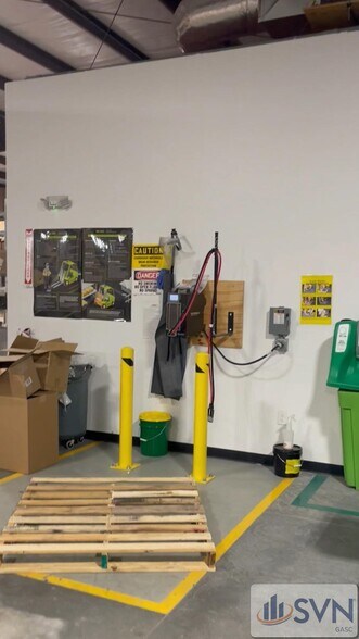 More Photos Of 36 W Chatham Ct, Garden City Showroom For Lease