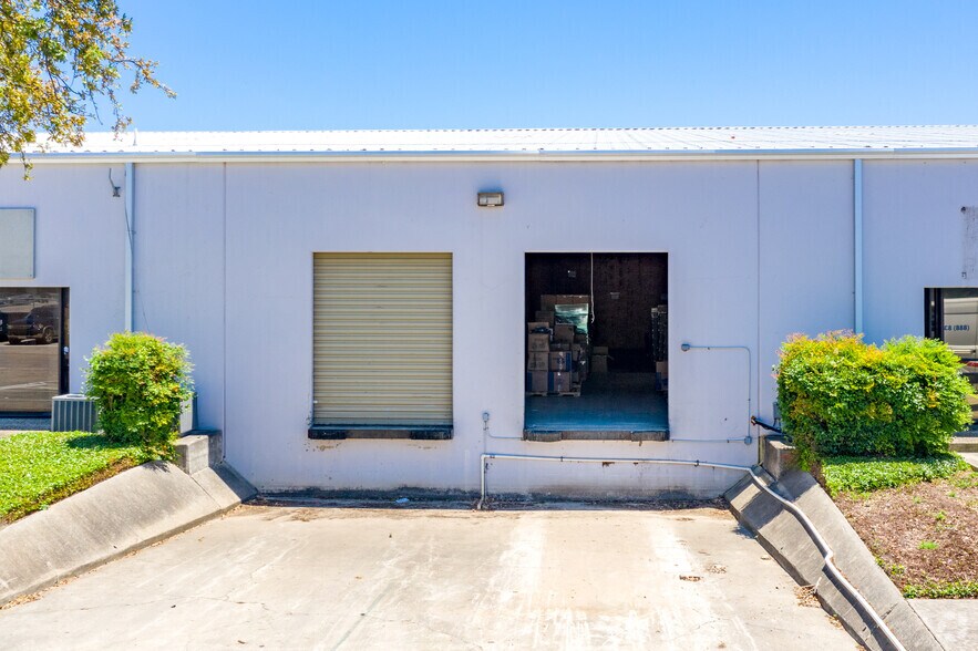More Photos Of 3603-3645 Metro Pky, San Antonio Warehouse For Lease