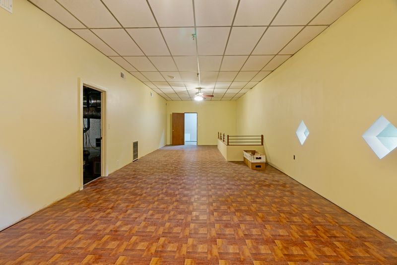 More Photos Of 20 North Plz, Paris General Retail For Sale