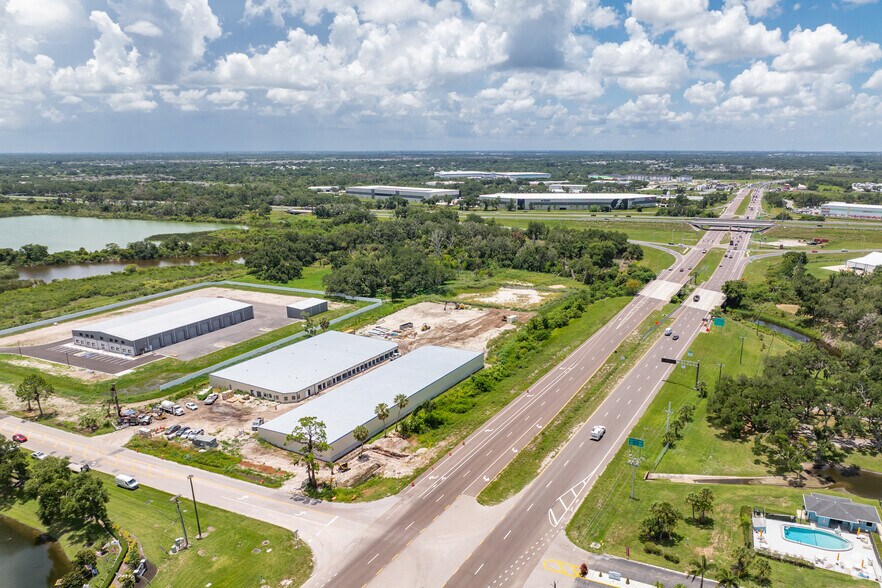 More Photos Of 2419 E 85th St, Palmetto Self Storage For Sale