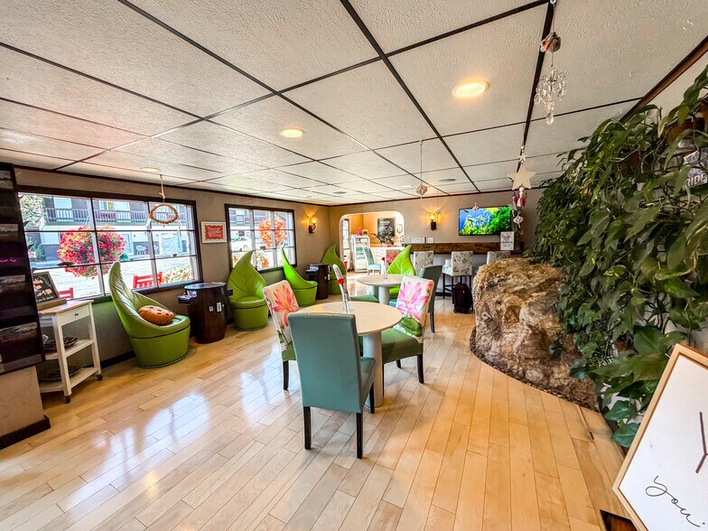 More Photos Of 855 N 5th St, Custer Hotel For Sale