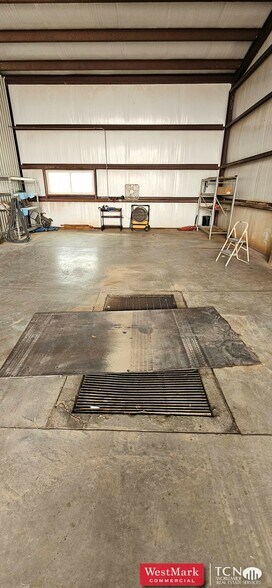 More Photos Of 824 Avenue B, Abernathy Service Station For Sale