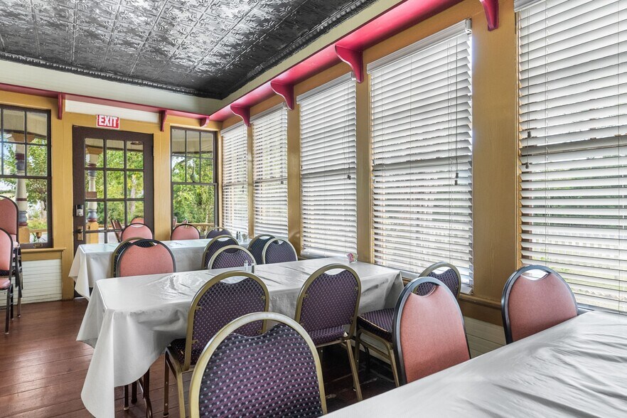 More Photos Of 323 N Main St, Swainsboro Restaurant For Sale