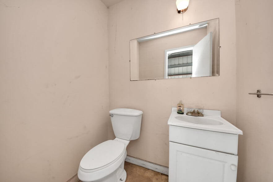 More Photos Of 1027 Aldine Bender Rd, Houston Warehouse For Lease