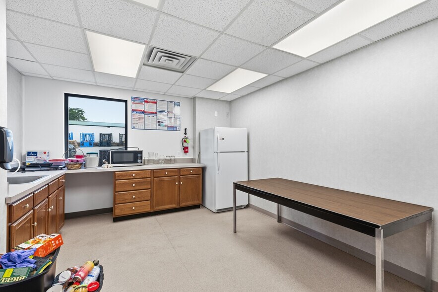 More Photos Of 2940 Fulks St, Lynchburg Showroom For Sale