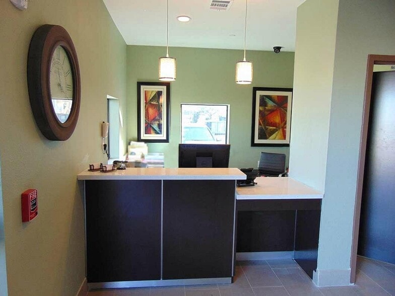 More Photos Of 200 S Lavaca, Moulton Hotel For Sale