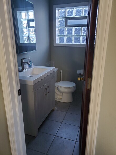 More Photos Of 380 Bennett Dr, Elk Grove Village Warehouse For Lease