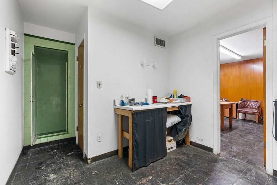 More Photos Of 3314 Carr St, Houston Manufacturing For Sale