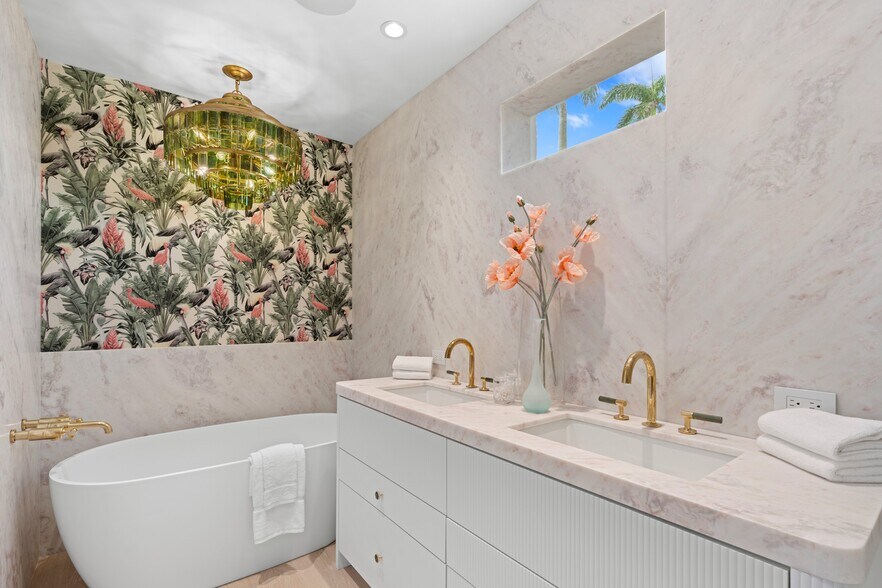 More Photos Of 255 Royal Poinciana Way, Palm Beach Storefront Retail Residential For Sale