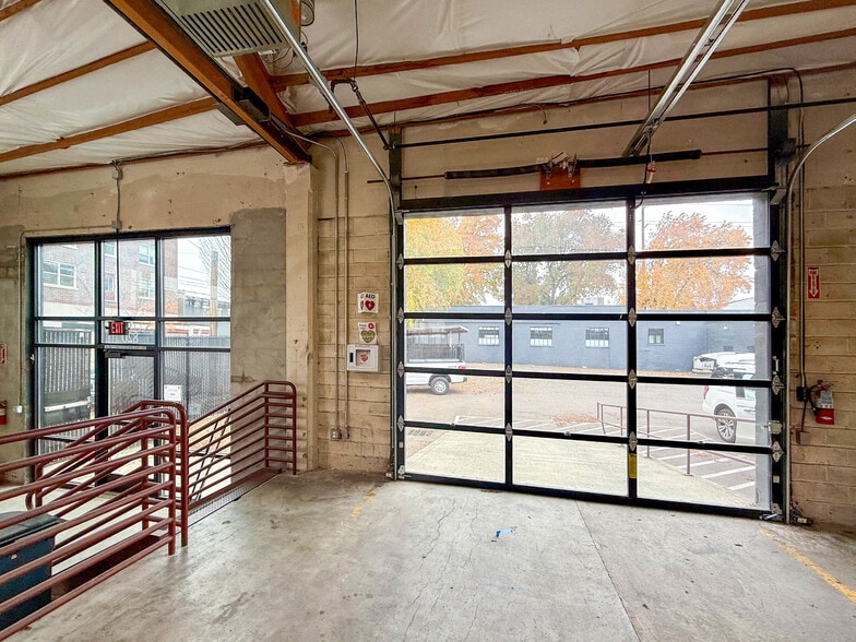 More Photos Of 820 SE Washington St, Portland Industrial For Lease